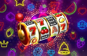 Live Baccarat table ပေါ် dealer က ဖဲဖြင့် Player Banker ခွဲနေသောပုံ
